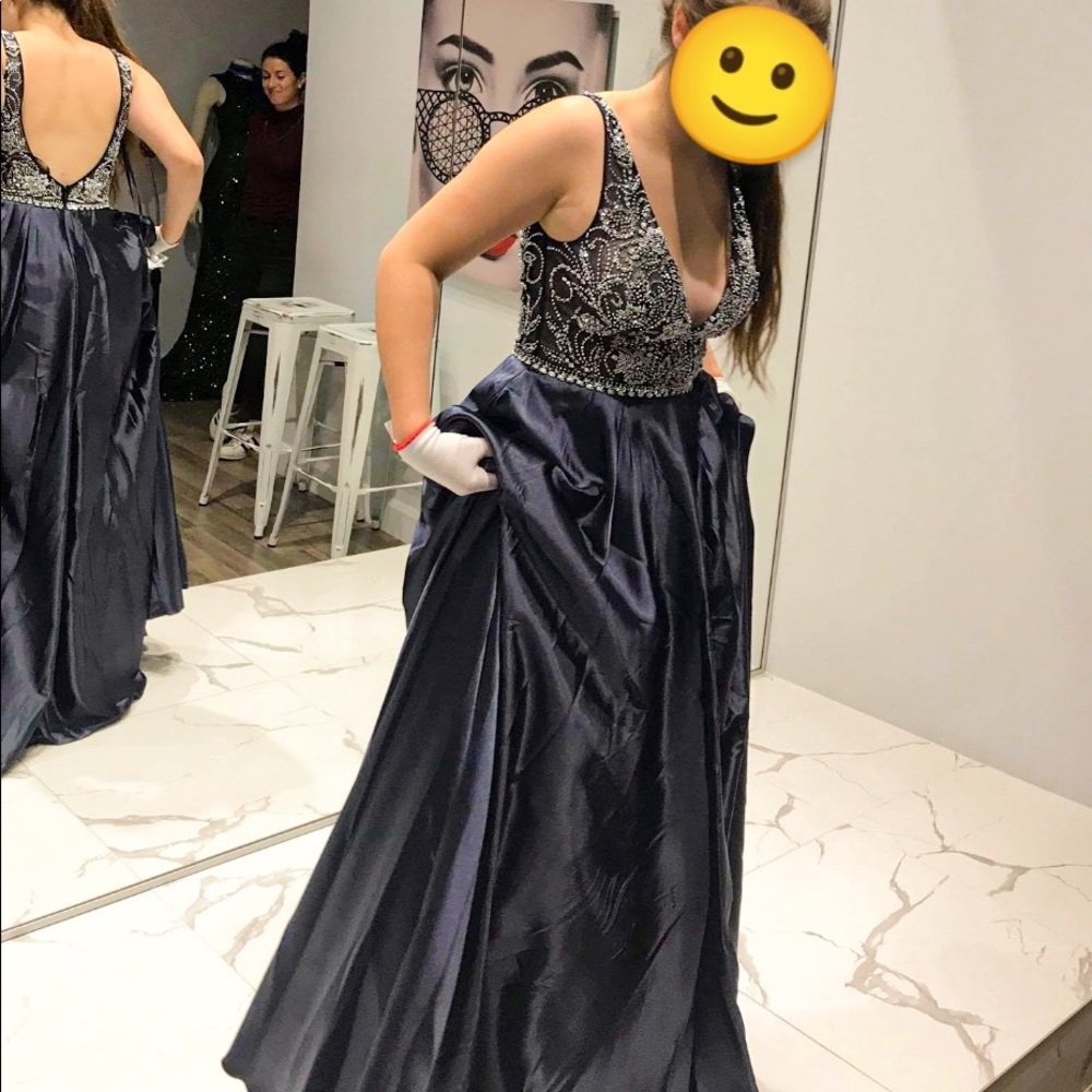 Beautiful dress to sale never wear it//// magnifique robe à vendre jamais porter